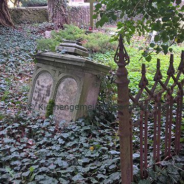 Grabstein an der Kirche Schönfließ